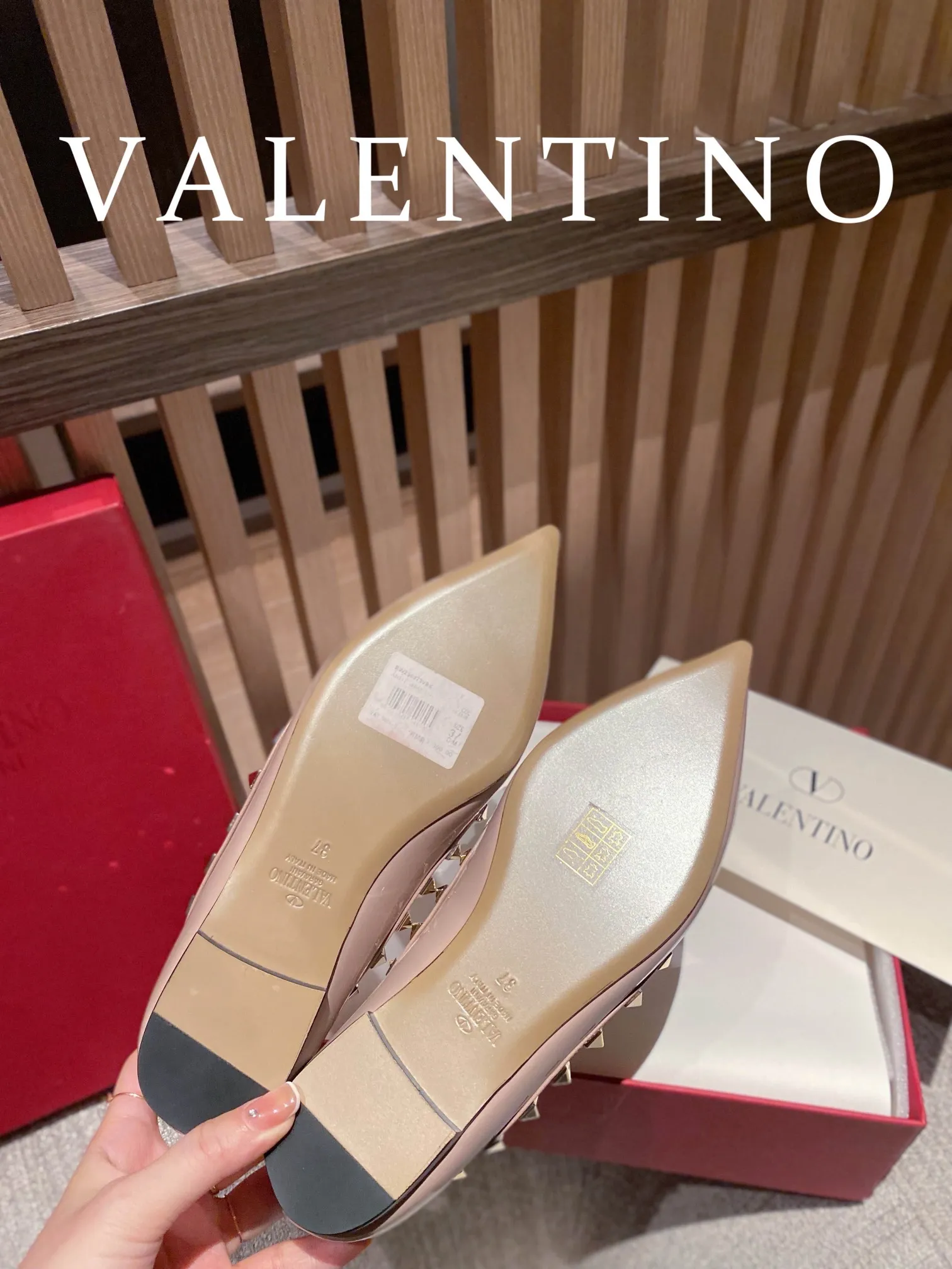 👟👟Ex-factory price 520👟👟 Women's shoes, women's clothing 𝙑𝙖𝙡𝙚𝙣𝙩𝙞𝙣𝙤/Valentino𝙑𝙏 🎁Latest colors😍ʚ😊ɞ has been an Italian national treasure brand since the 1960s. Timeless and deeply rooted in people's hearts❤ Never out of date. One of the must-have items 〰 ɪɴѓᴏʀᴍᴀᴛɪᴏɴ 〰♡ There are many colors for you to choose from💝Original molded electric rivets (non-oxidized) High-end customized imported cowhide➠Mirror patent leather❗️Details in place🆚Exclusive color card💯Comfortable sheepskin lining✅Imported Italian leather outsole🇮🇹 Code number: 35-39 (34.40.41.42) additionally customized♡♡